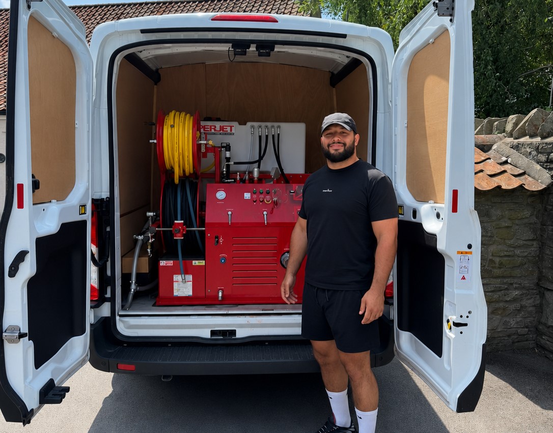 Ellis Genge receiving his Superjet VP35P jetter